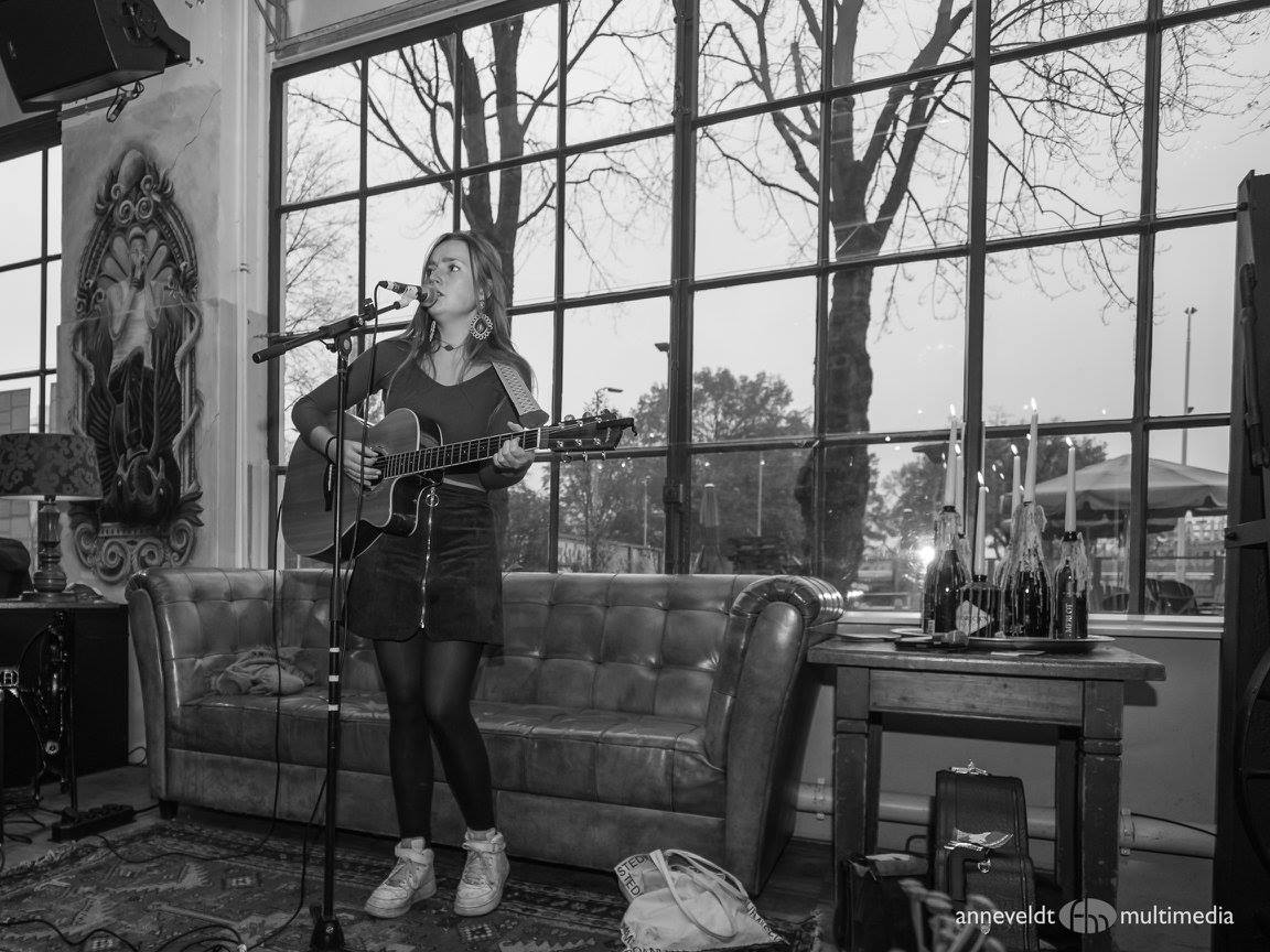 Singer-songwriter op zondag in POPEI Eindhoven, singer-songwriter op het café-podium
